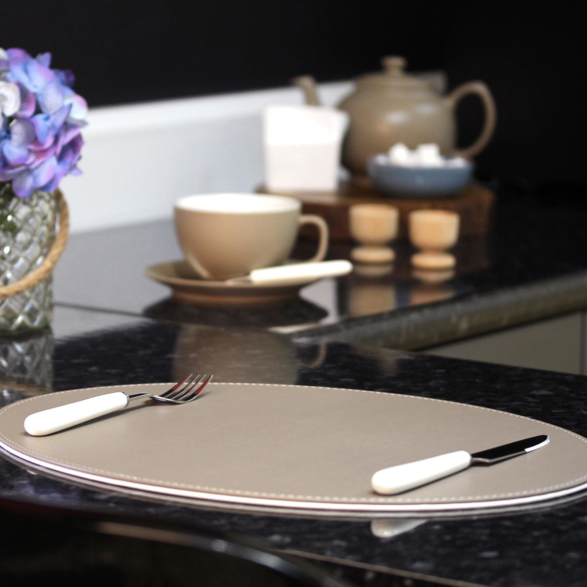 FREEFORM Platzset DUO in taupe and white, oval-shaped table setting with stylish, modern design.