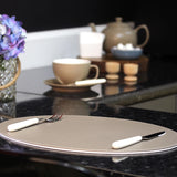 FREEFORM Platzset DUO in taupe and white, oval-shaped table setting with stylish, modern design.