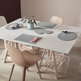 FREEFORM Platzset DUO in taupe and white, oval-shaped table setting with elegant, modern design.
