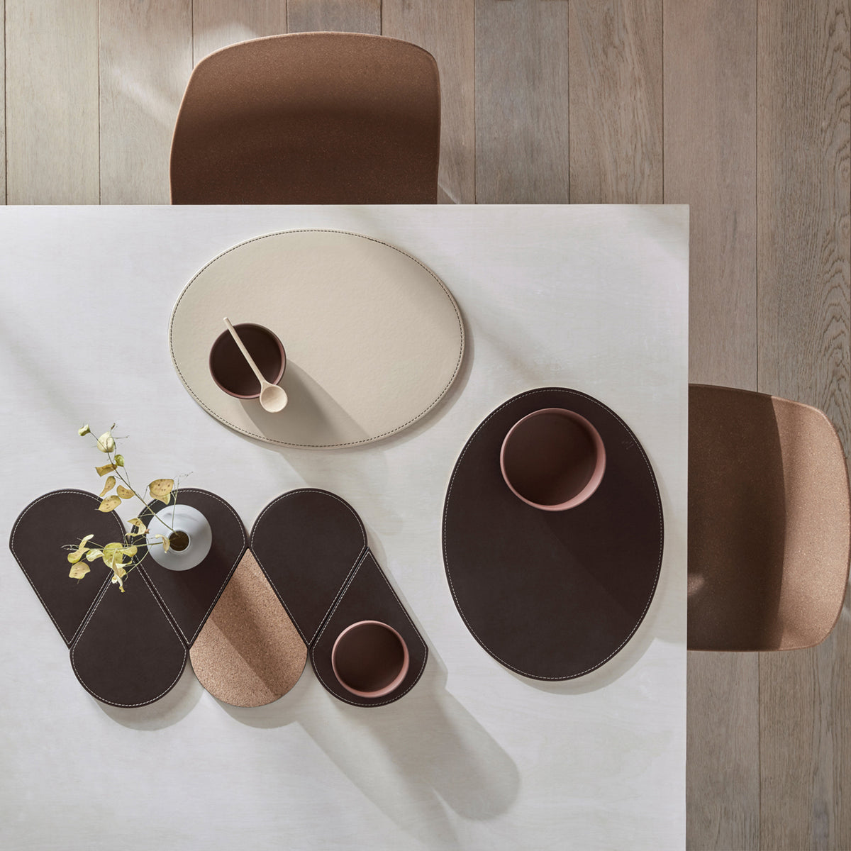 FREEFORM Platzset DUO in kunstleder, featuring a modern design with two matching placemats for stylish table setting.