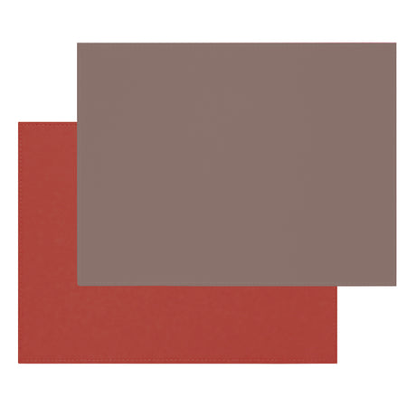 FREEFORM Platzset DUO in anthrazit metallic and burgundy, showcasing two elegant, woven placemats on a dining table.