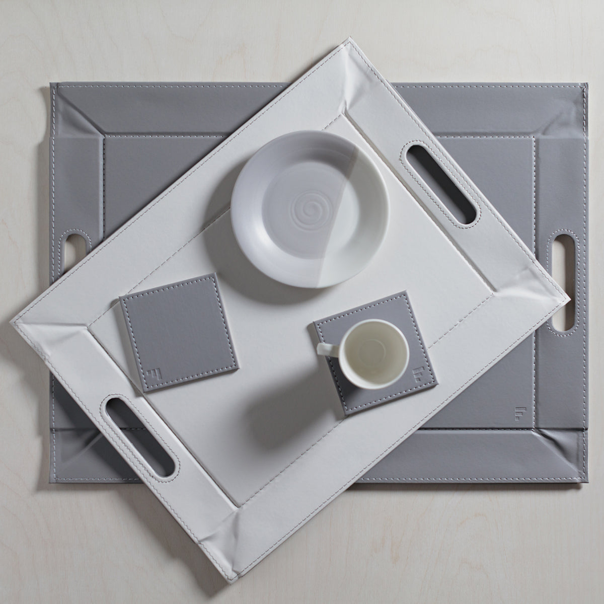 FREEFORM DUO 4-piece set of coaster undersetters with modern design, made of durable material, for protecting surfaces.