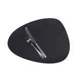Black FREEFORM Platzset with KIESEL design, 43 x 30 cm, showing a textured surface and stylish tableware protection.