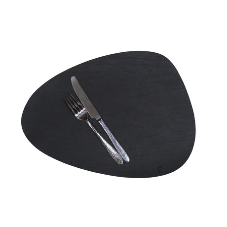 Black FREEFORM Platzset with KIESEL design, 43 x 30 cm, showing a textured surface and stylish tableware protection.