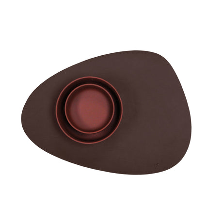 FREEFORM Platzset KIESEL in brown, 42 x 30 cm, made of durable material, designed for stylish table setting.