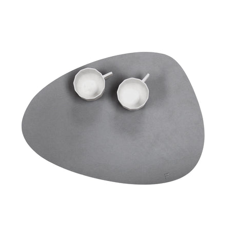 Freeform Platzset in KIESEL gray, 40 x 30 cm, featuring a durable, stylish design for dining or outdoor use.