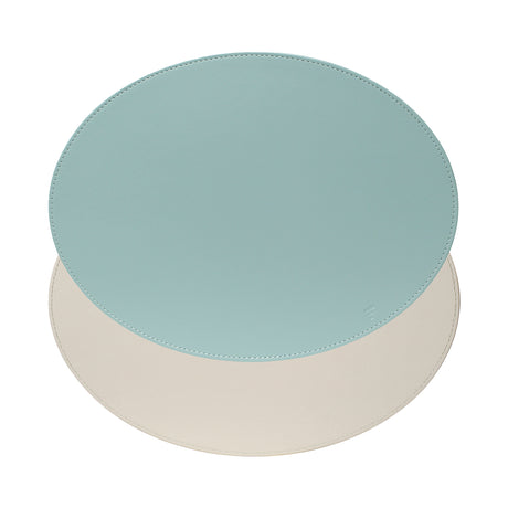 FREEFORM DUO Platzset in mint and elfenbein, oval-shaped table setting with matching placemats.