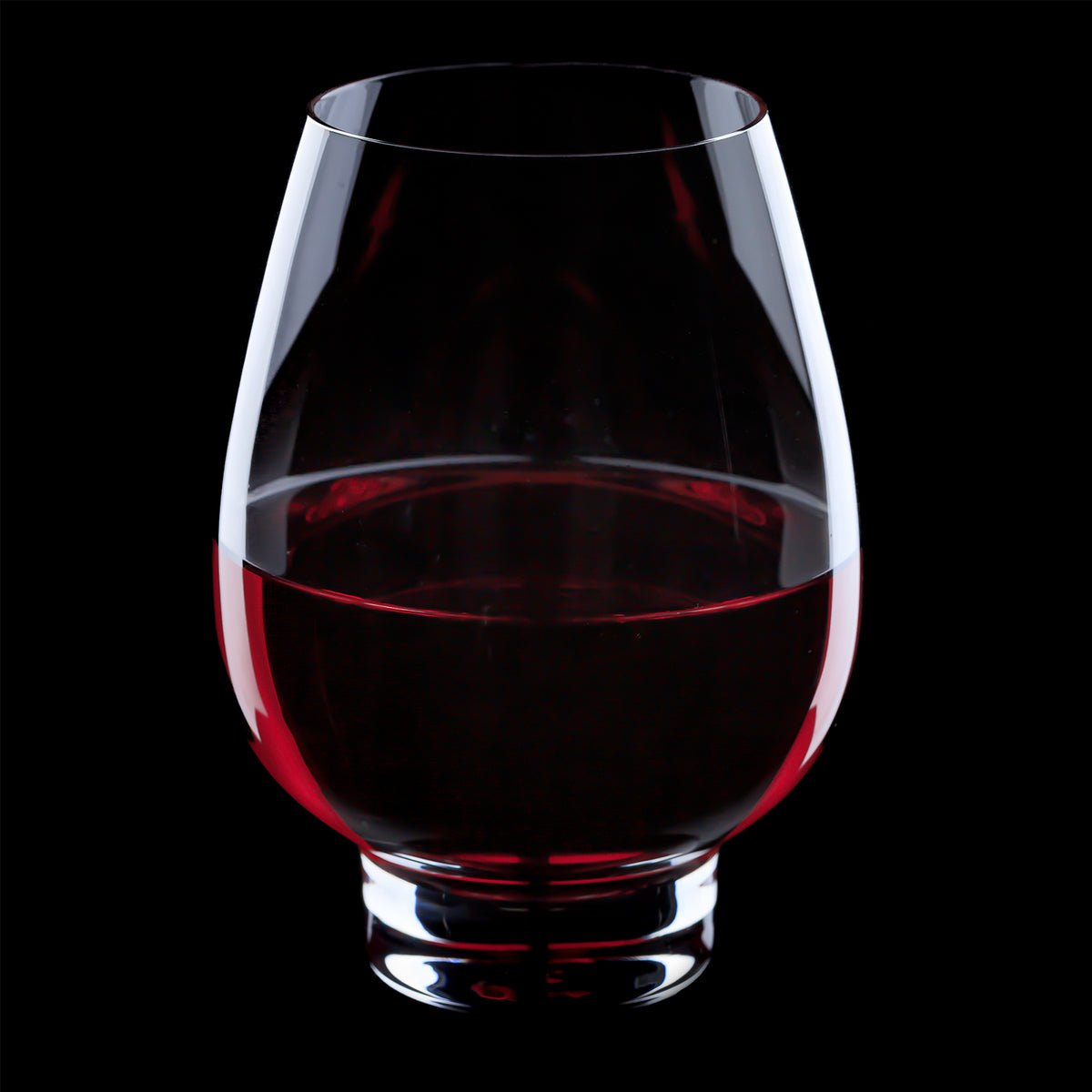 Two clear FREEFORM red wine glasses with 600 ml capacity each, shown with reflections on smooth glass surfaces.