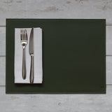 FREEFORM Platzset DUO in olive and elfenbein, rectangular table setting with modern design, for protecting and decorating tables.