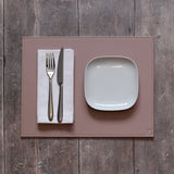 FREEFORM Platzset DUO in altrosa and stein, rectangular table setting with elegant, soft-colored fabric for dining decor.
