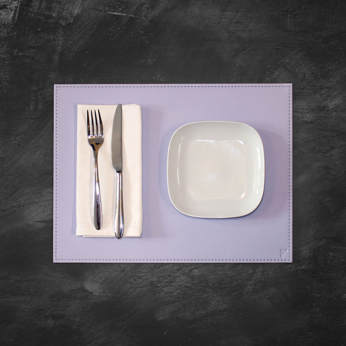 FREEFORM Platzset DUO in flieder and grau, rectangular tableware set with stylish design and durable fabric for dining.
