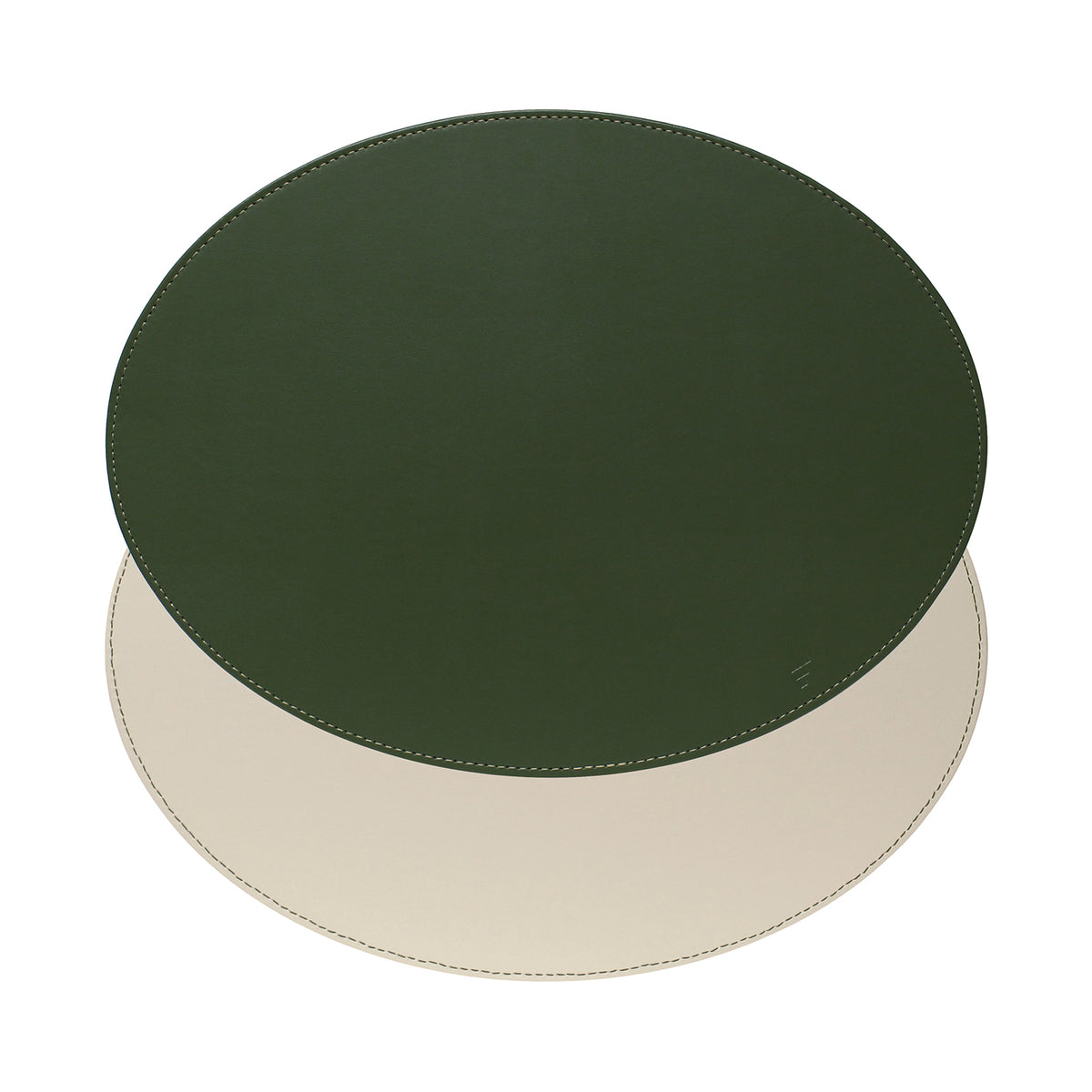 FREEFORM Platzset Duo in olive green and ivory, oval-shaped table setting with elegant, matching placemats and napkins.