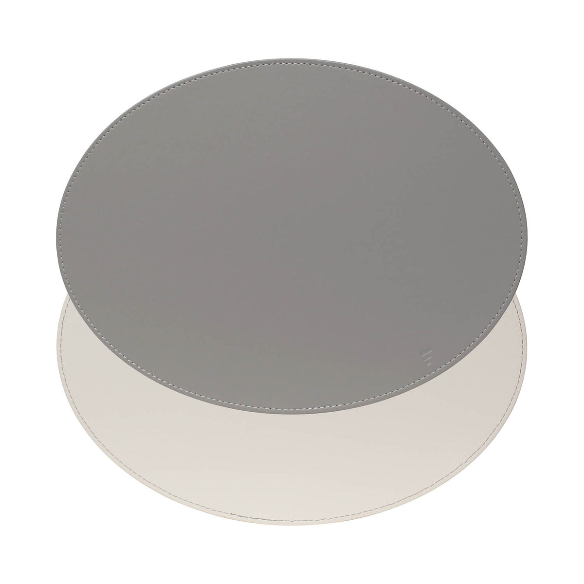 FREEFORM Platzset DUO in gray and white with oval shape, featuring a modern design for dining table protection and decoration.