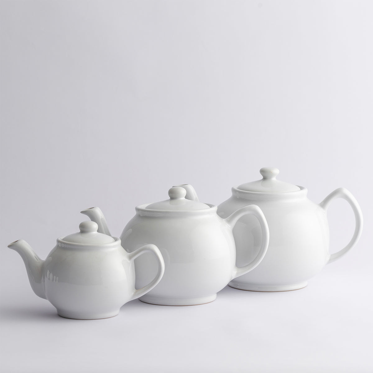 White P & K Teekanne with a classic design, featuring a smooth spout and handle, perfect for brewing tea.