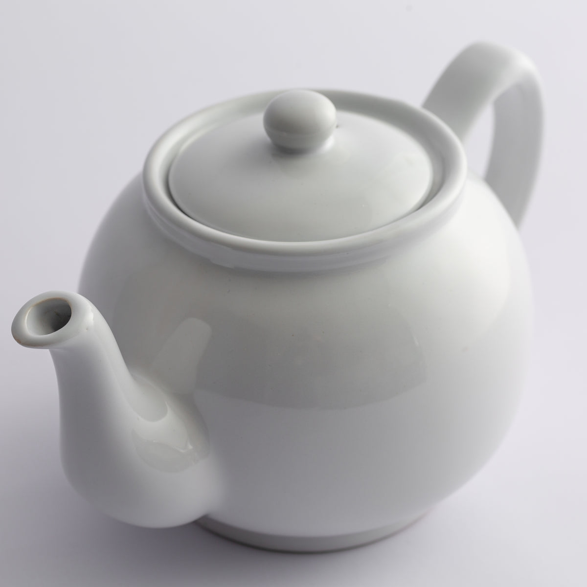 White P & K Teekanne by PRICE & KENSINGTON with a classic design, shown from a front view, perfect for brewing tea.