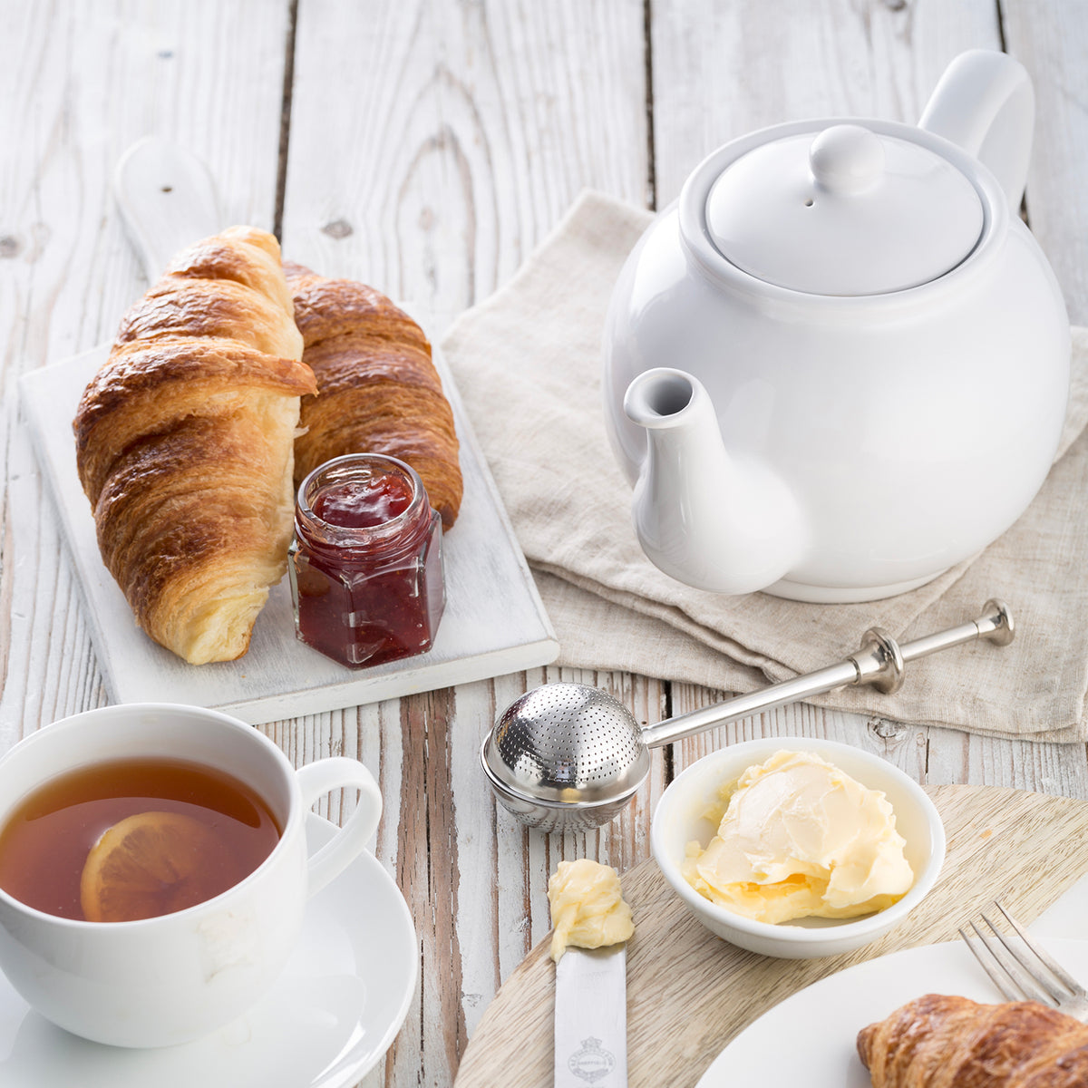 White P & K Kensington teapot with a classic design, featuring a smooth, rounded shape and a sturdy handle.
