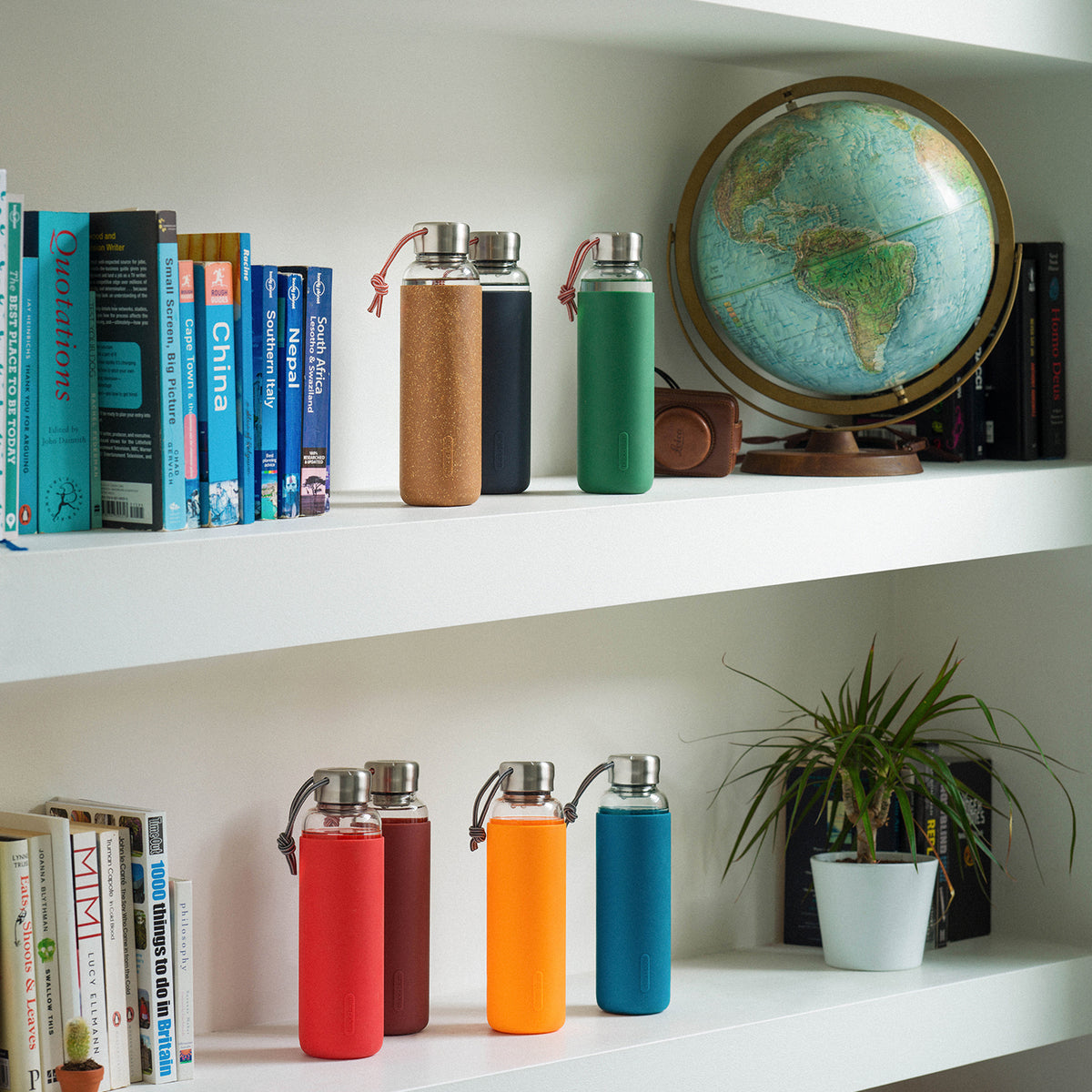 BLACK+BLUM TO-GO GLAS water bottle, ocean-themed 600ml stainless steel Trinkflasche with black lid and clear glass body.