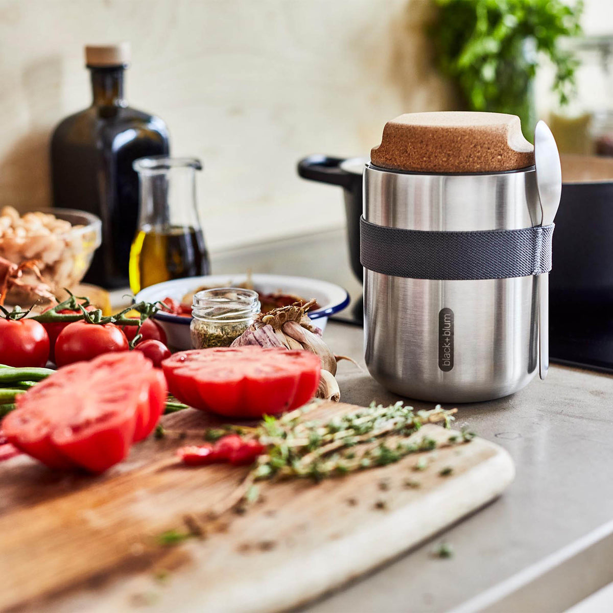 Black+Blum TO GO lunch becher in silver, 550ml, showing sleek stainless steel design and secure lid for portable meals.