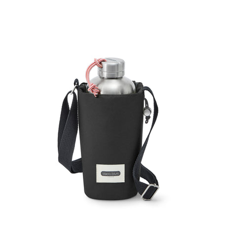 Black+Blum bottle pouch, compact and stylish Flaschentasche designed to carry and protect glass or plastic bottles.