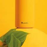 ALADDIN Barista thermobecher in Sonnen-Gelb, 470 ml, with lid, designed for hot and cold beverages, durable travel mug.