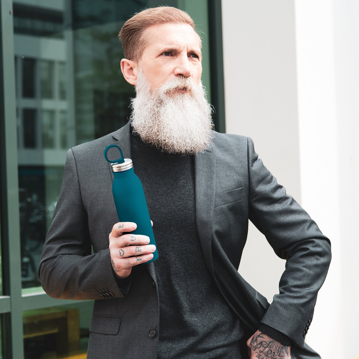ALADDIN Marine-blue Chilled Insulated Bottle, 550ml, showcasing the sleek design and durable exterior of the Isolierflasche.