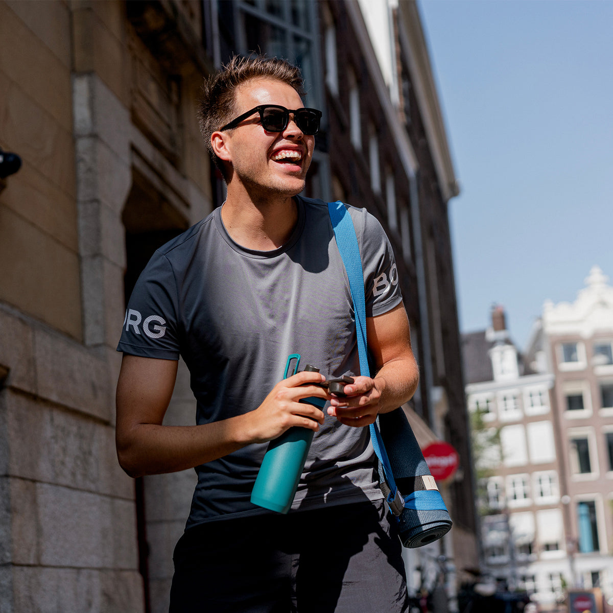 ALADDIN Sports Thermavac Trinkflasche in 5 colors, 600 ml, with a sleek design and secure lid for hot and cold beverages.