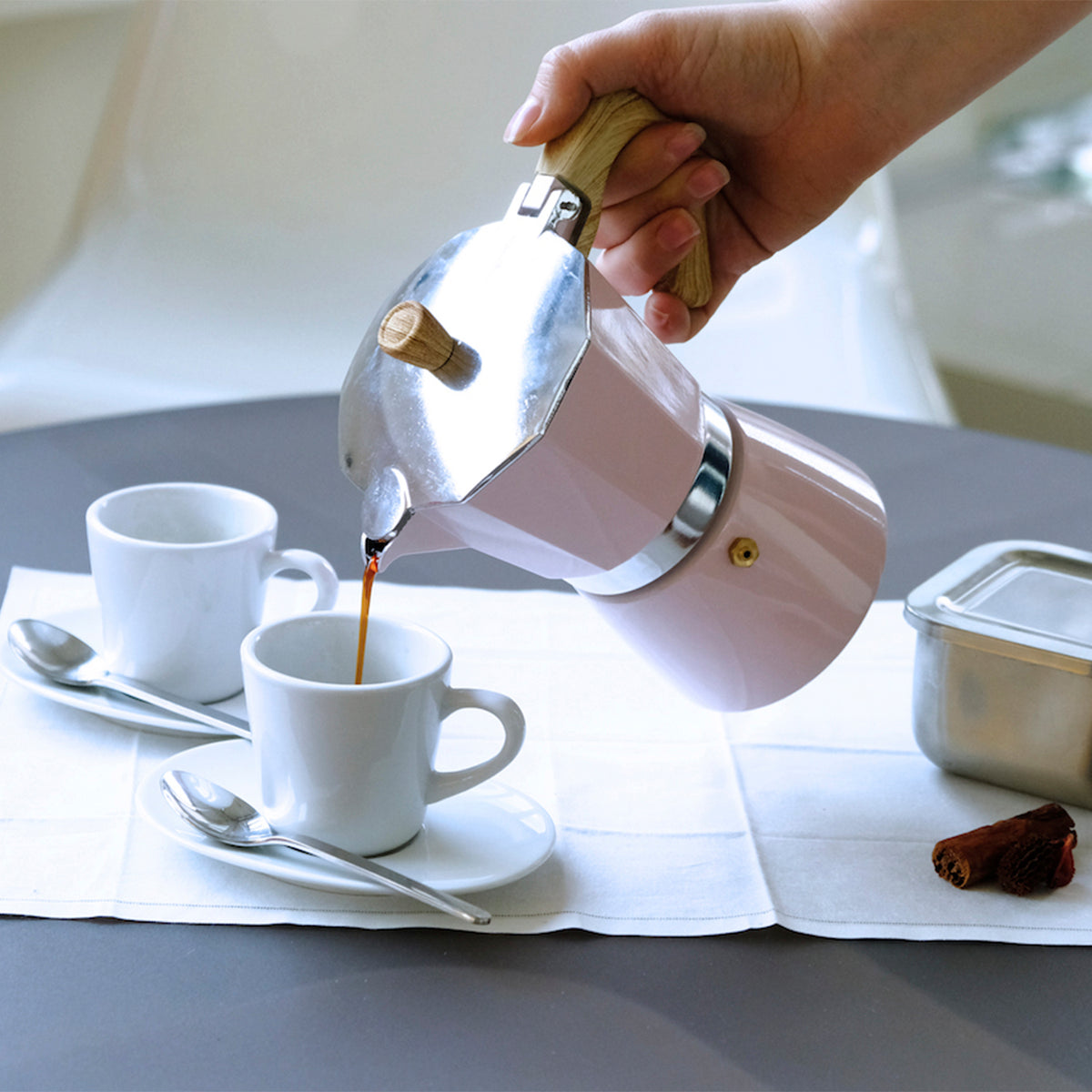 Pink GNALI & ZANI Venezia espresso maker, aluminum stovetop espresso pot with a classic design, suitable for making rich coffee.