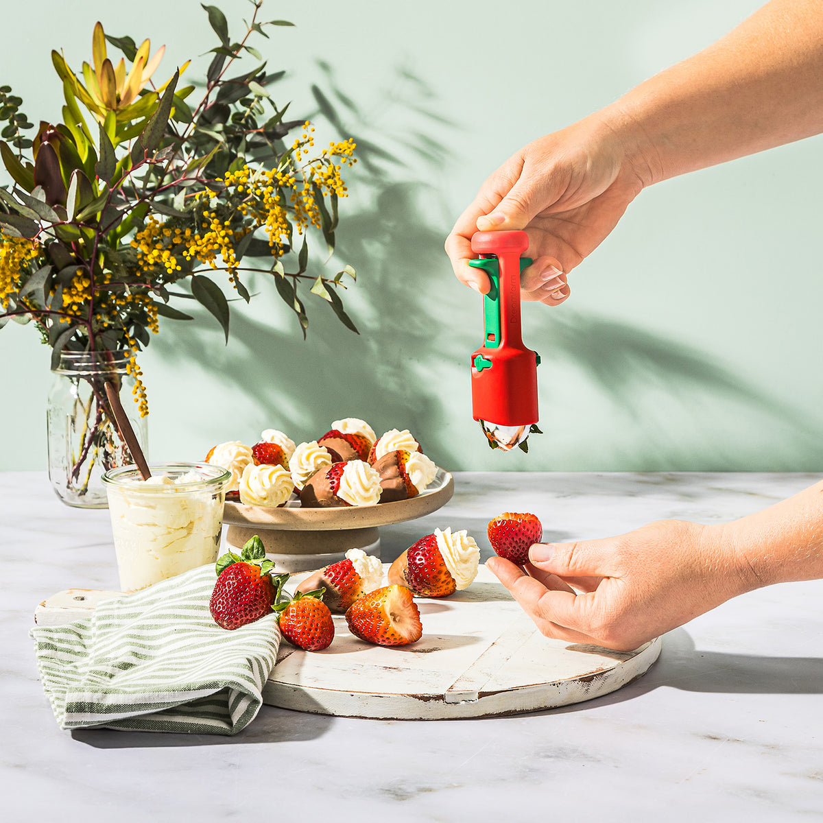 DREAMFARM Obst-Entkerner HULLAPIT with included Erdbeerentstieler for easy fruit core removal in kitchen.