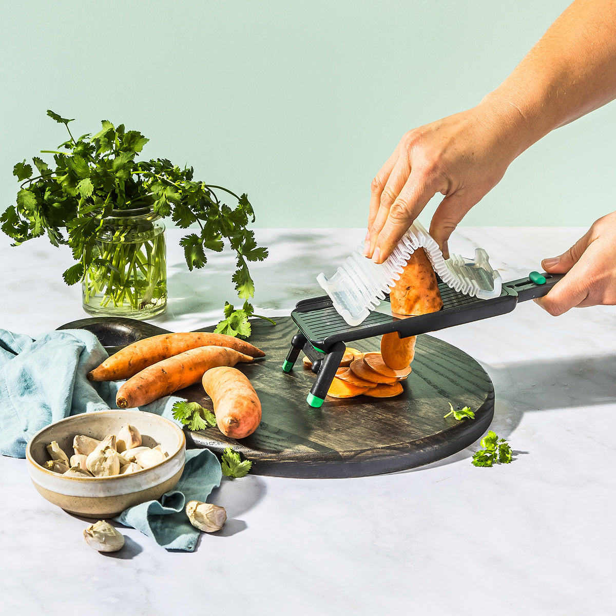 DREAMFARM Küchenreibe NOCUTU in grün, 28,5 cm, with four-sided grater surface for versatile food preparation.