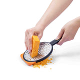 DREAMFARM Küchenreibe OGRATE in silber with textured grating surface for efficient food preparation.