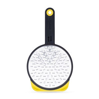 DREAMFARM Küchenreibe in Silber with four grating surfaces, stainless steel construction, and ergonomic handle for versatile food prep.