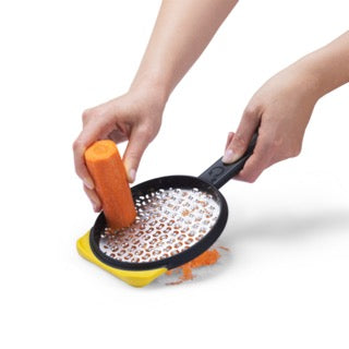 DREAMFARM Küchenreibe OGRATE in Silber, stainless steel grater with multiple sides for shredding and grating.