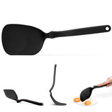 DREAMFARM Pfannenwender Chopping spatula with a black handle and flexible silicone head for cooking and flipping.