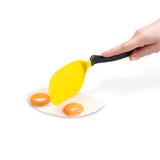 DREAMFARM Pfannenwender Chopping spatula with a black handle and flexible silicone head for flipping and serving in the kitchen.
