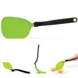 DREAMFARM Pfannenwender Chopping spatula with black handle and flexible head for flipping and serving in the kitchen.