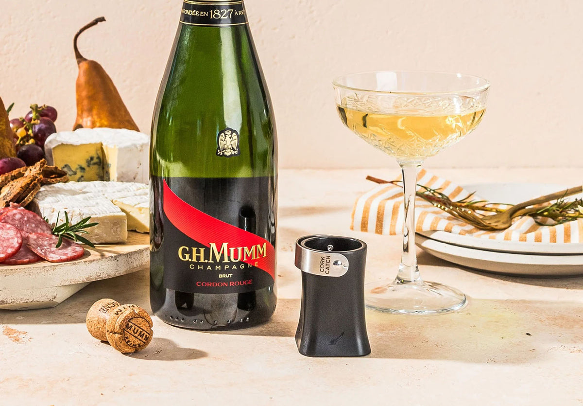 DREAMFARM Sektenkorker CHAMPOP in schwarz, a sleek black cork accessory with a modern design, shown in the image.
