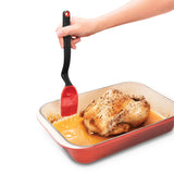 DREAMFARM Brizzle Kochpinsel with wooden handle and natural bristles for precise cooking and baking tasks.