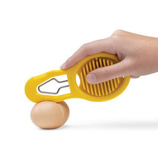 DREAMFARM Eierschneider Eggler in yellow, 7.2 cm, with serrated edges for easy egg slicing, on a white background.