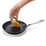 DREAMFARM Spiegelei-Heber 2er Set in yellow, silicone egg poachers for easy frying, shown on a stovetop.