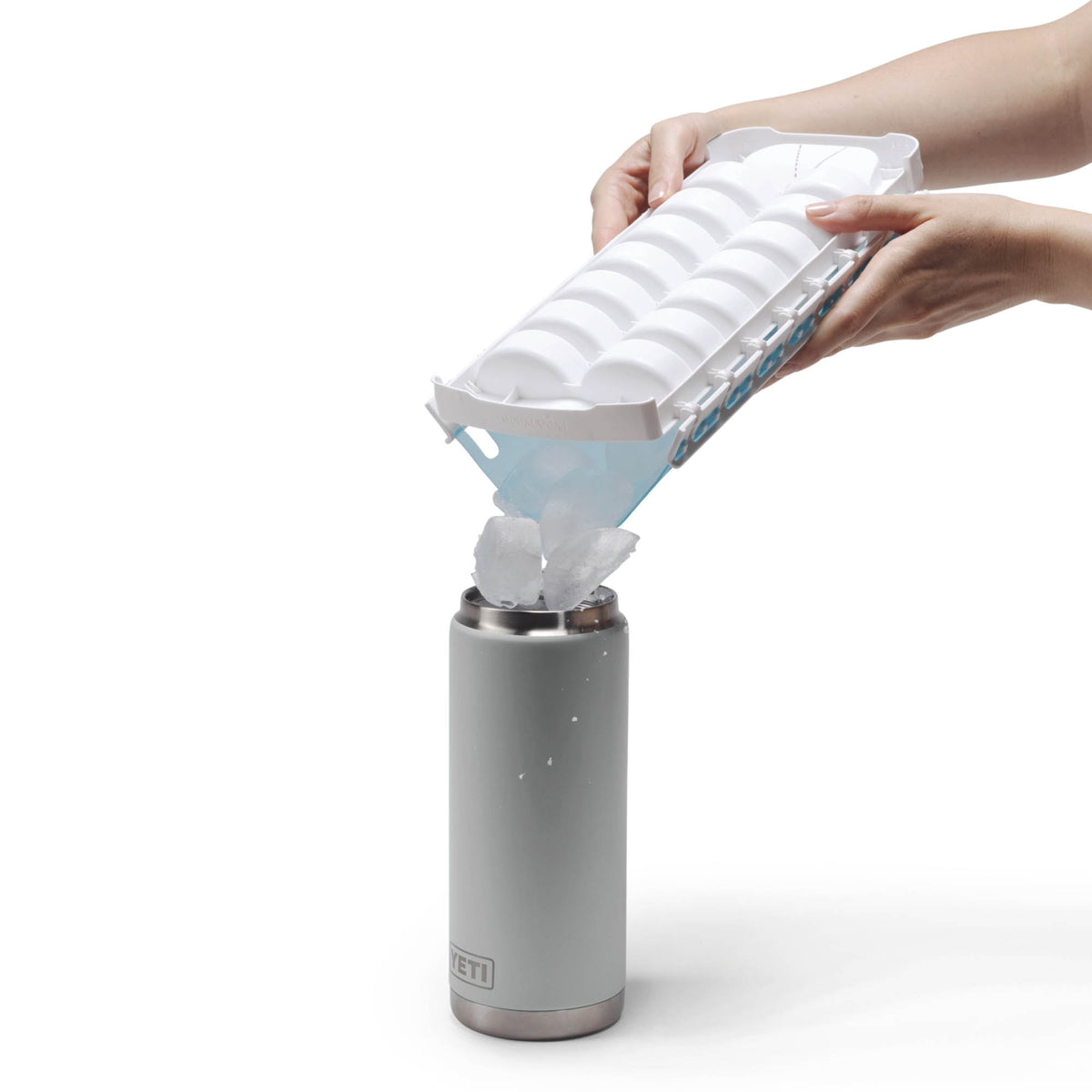 White DREAMFARM Eiswürfelform with multiple ice cube molds, made of durable silicone for easy freezing and removal.
