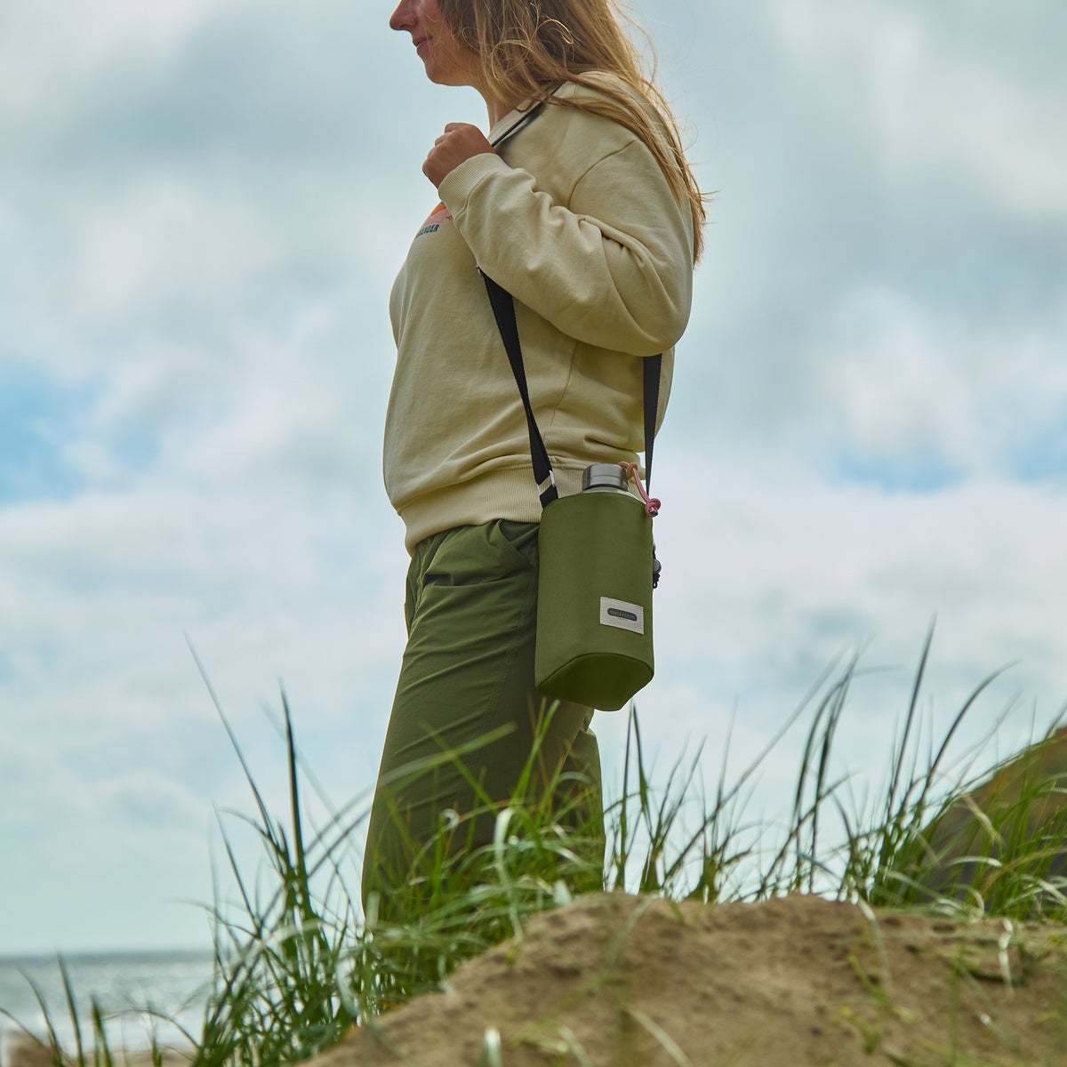 BLACK+BLUM bottle bag in moss green, designed for carrying bottles with a sleek, compact, and durable fabric exterior.