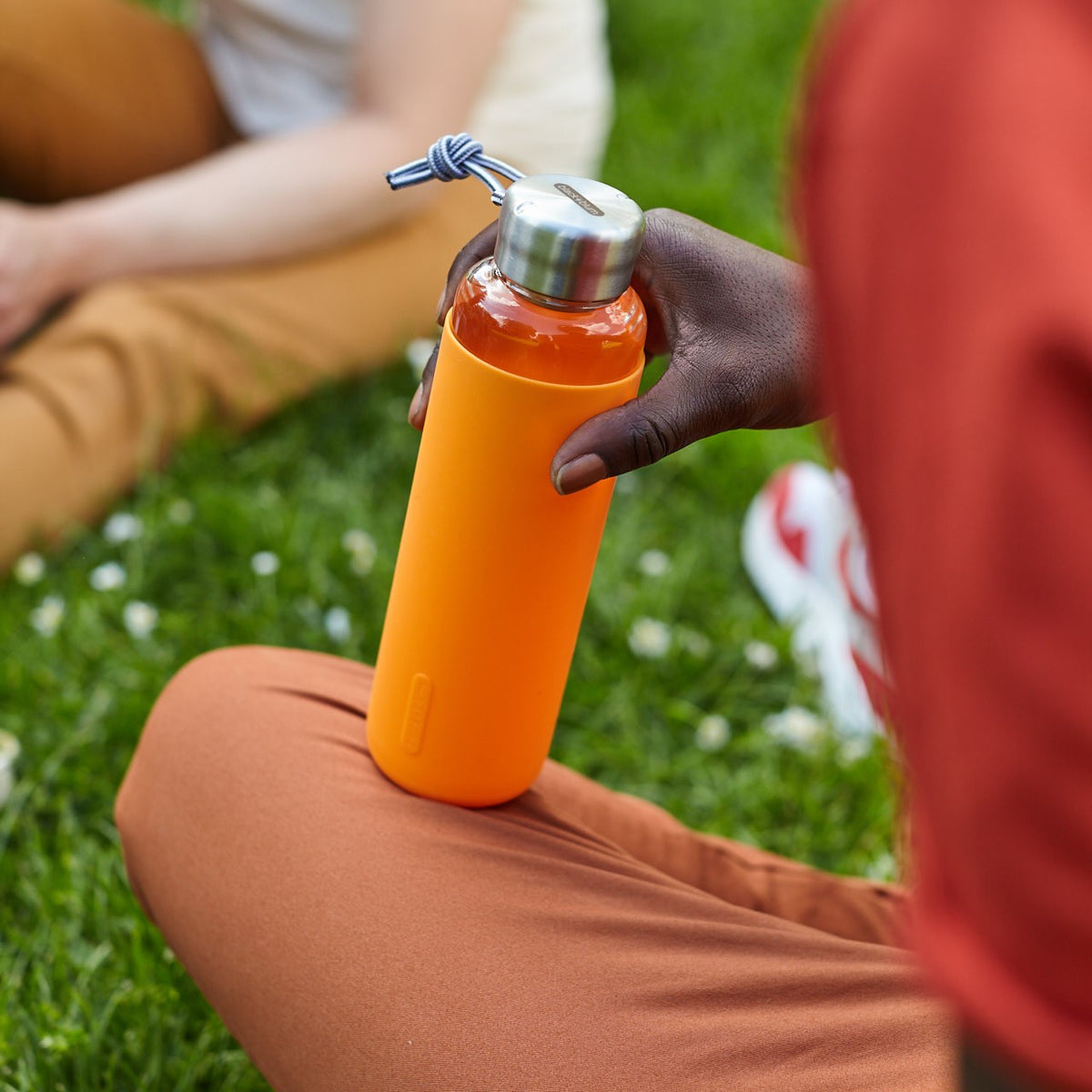 Black+Blum TO-GO GLAS water bottle in ocean blue with black cap, 600ml, made of glass for eco-friendly hydration.