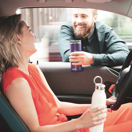 Aladdin Schnee-Weiß 550 ml chilled insulated bottle with white exterior and stainless steel accents, designed for hot and cold beverages.