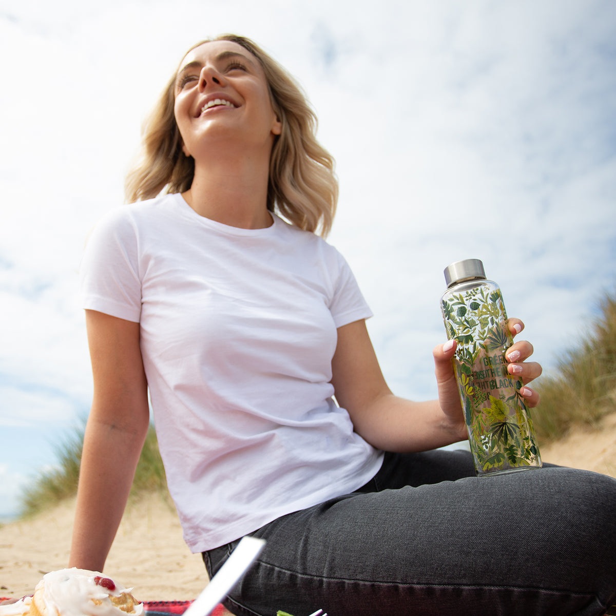 Glass green water bottle from Typhoon, 600 ml PURE | GREEN Trinkflasche with secure lid and clear glass design.