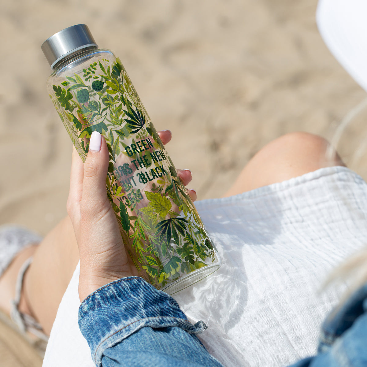 Glass green water bottle from Typhoon, 600 ml PURE | GREEN Trinkflasche with leak-proof lid and sleek design.