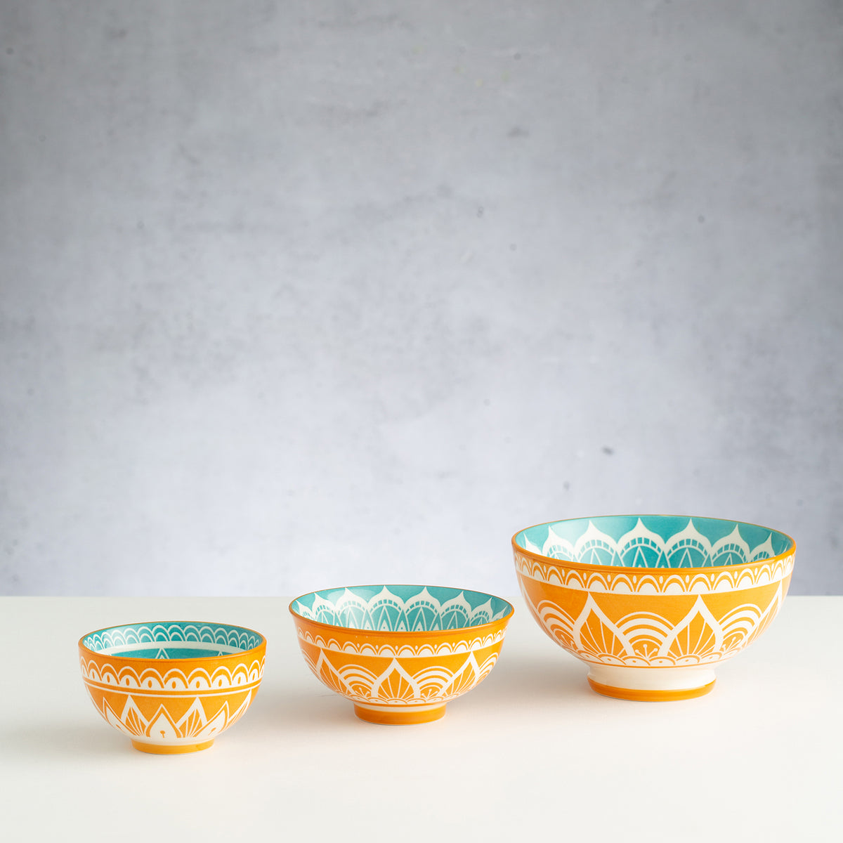 Typhoon Worlds Foods India Schale in three sizes, ceramic bowls with colorful Indian-inspired patterns, displayed on a neutral background.