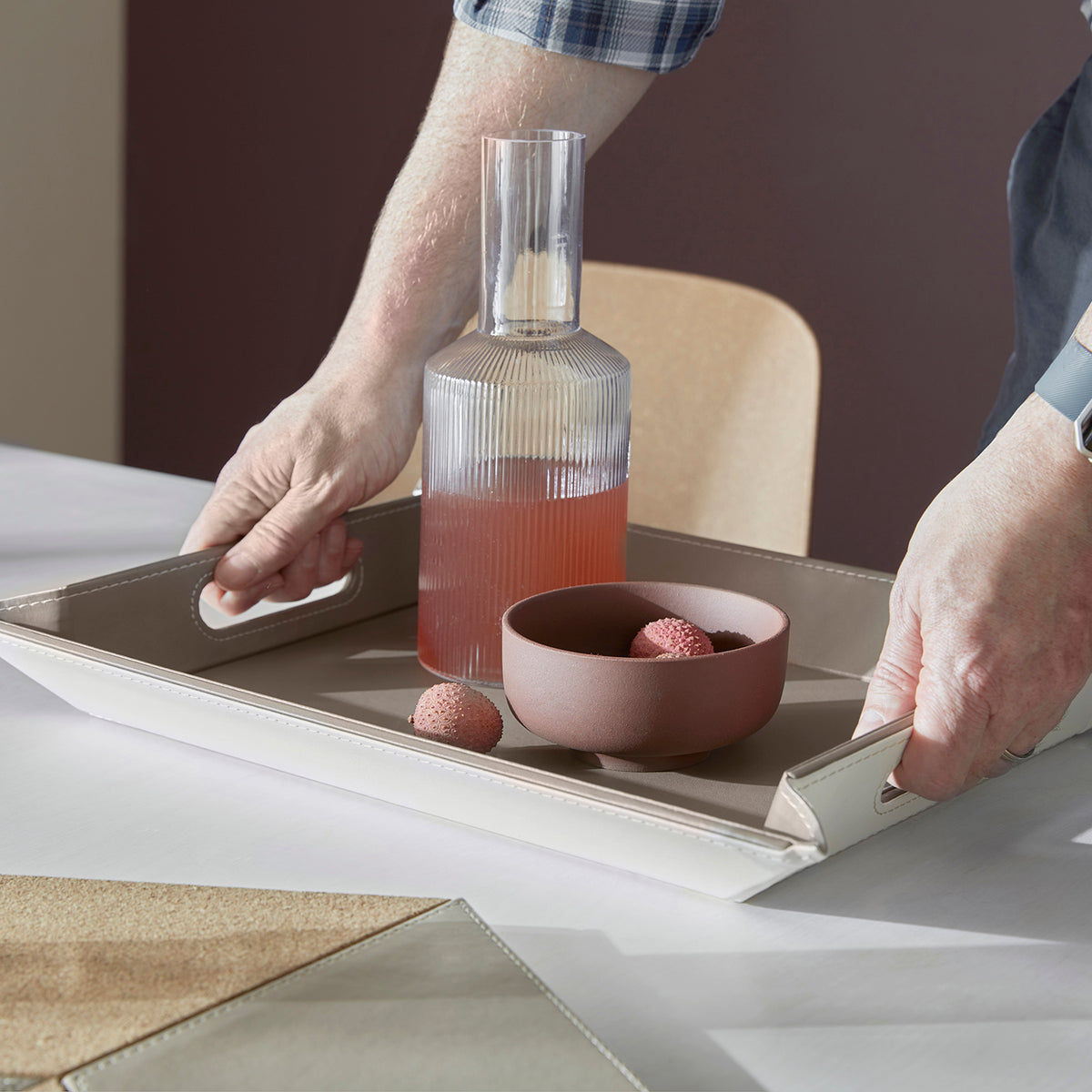 Freeform DUO tablett in white and taupe with a sleek, modern design for stylish home organization.