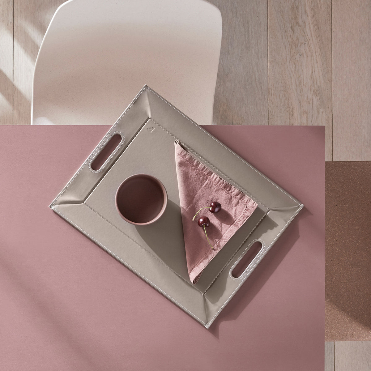 FREEFORM DUO tablett in white and taupe, featuring a modern rectangular design with raised edges and smooth finish.