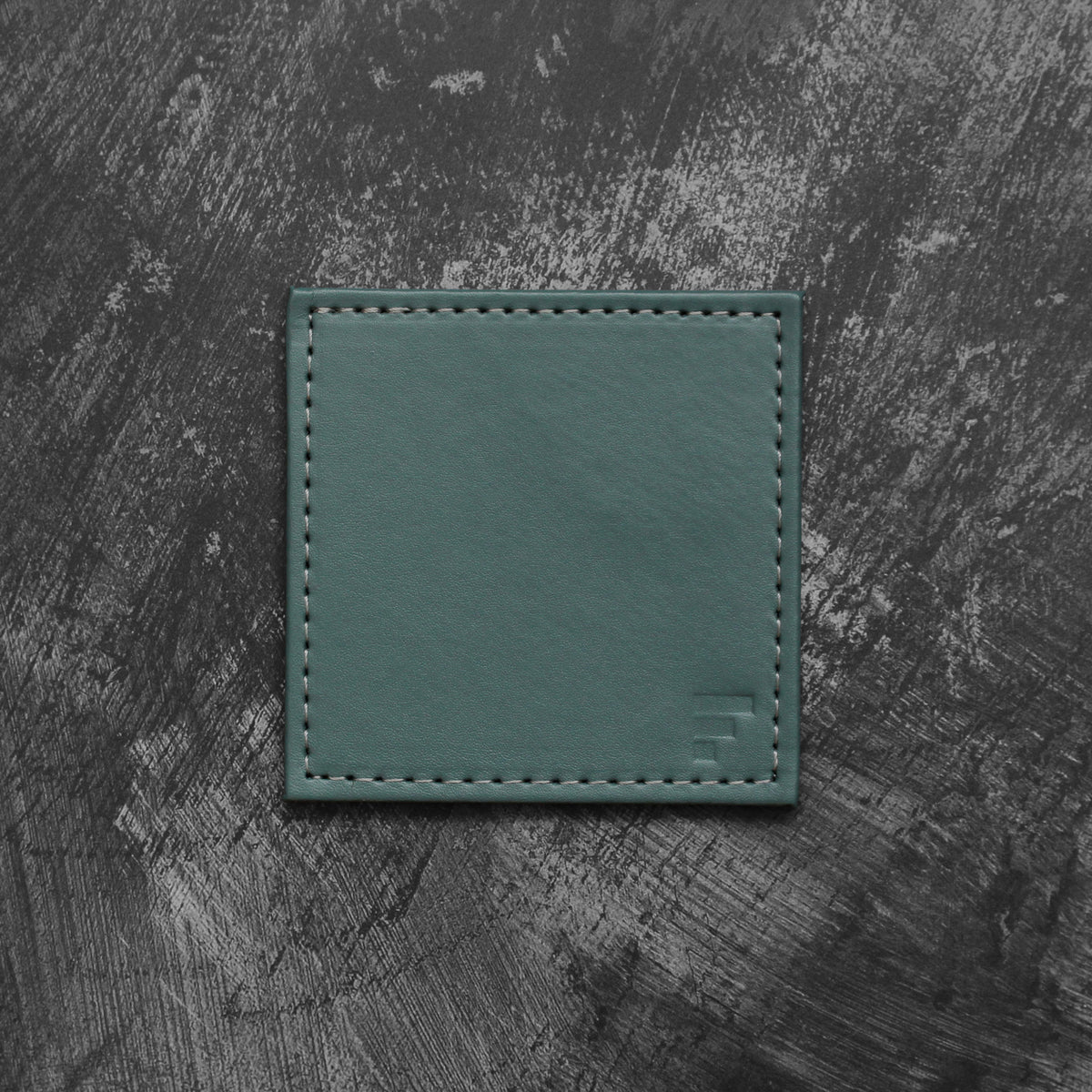 Set of four FREEFORM DUO coasters with modern design, made of durable material, suitable for protecting surfaces from drink spills.