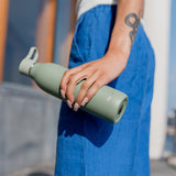 Aladdin CityLoop insulated bottle in 12 colors, 600 ml, with stainless steel body and secure screw lid, displayed in a row.